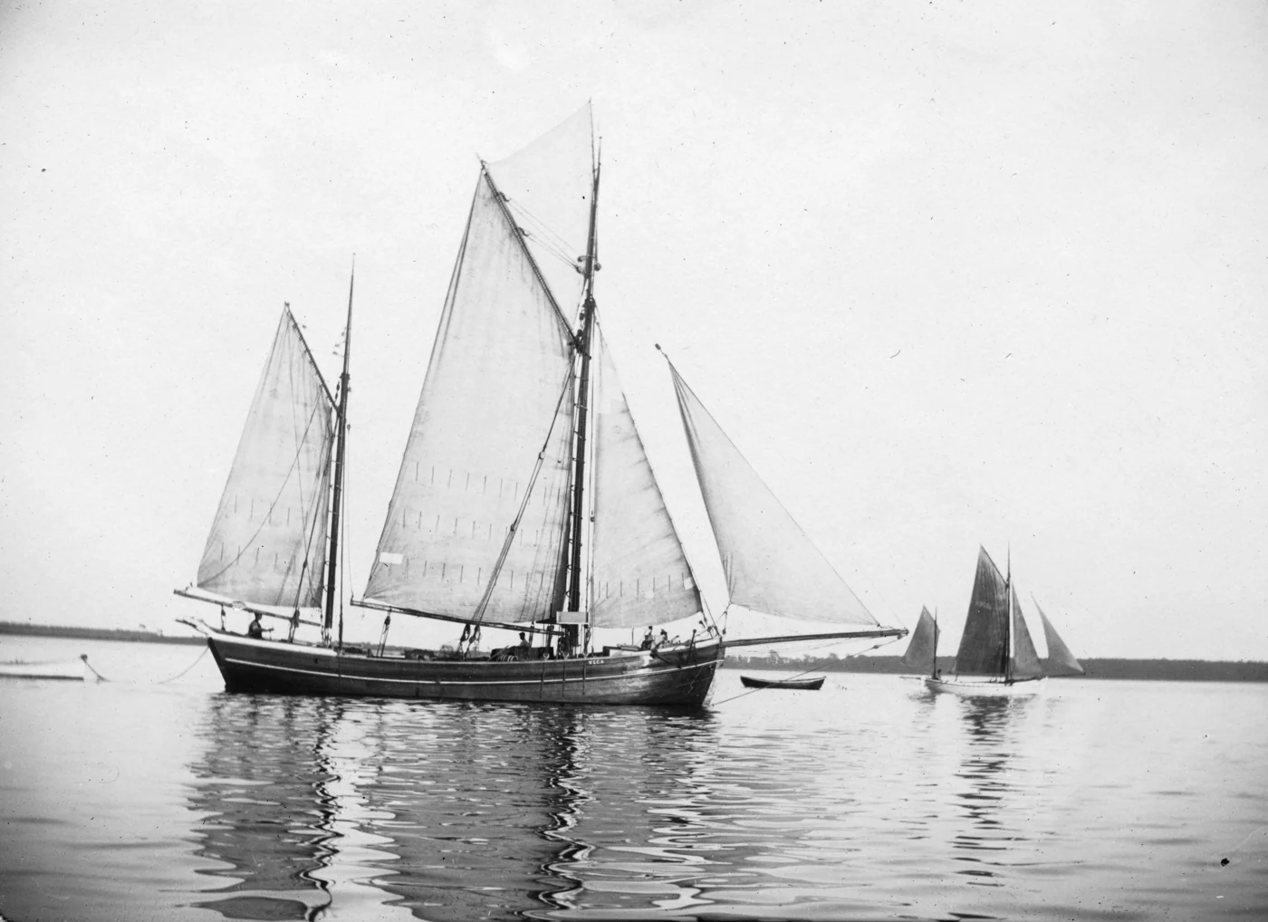 Historisk sort-hvidt fotografi af VEGA under sejl.